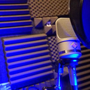 5sound-producers-sitting-at-recording-studio-and-discussing